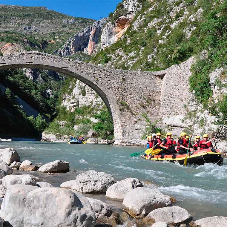 Pásatelo en grande descendiendo el río mientras haces Piragüismo o Rafting